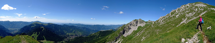 Vista verso la cima del Monte Visolo e l'alta Valle Seriana